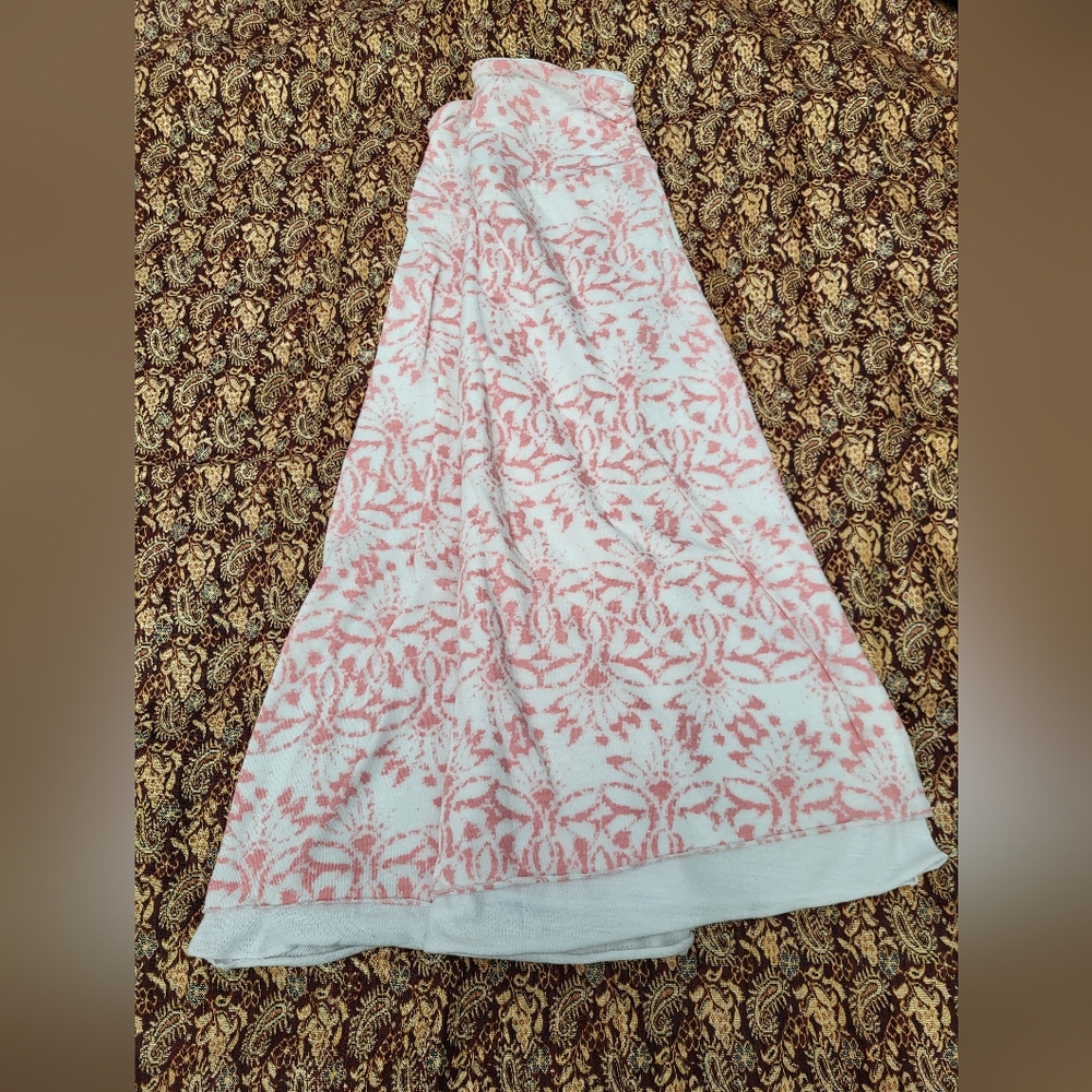 Feminine soft flowy pull-on skirt size 10 pink on white pattern